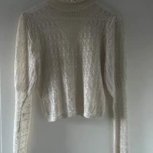Blus i virkat material - Vit tröja med massor av detaljer. 💘  Den är i super fint skick! Den är i lite tjockare virkat material och är lite genomskinlig.🤍 Kan bäras både uppklätt och till vardag🤍