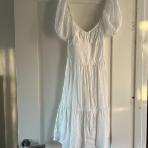 Kort vit klänning  - Min avslutningsklänning från 8an, använd en gång, perfekt till avslutningsklänning eller studentklänning 