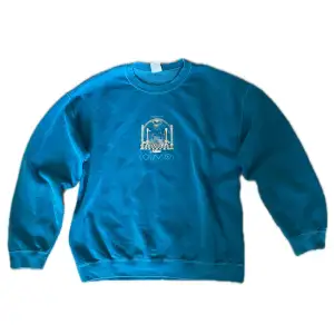 Blå oversized sweatshirt i storlek S! Bra skick! 