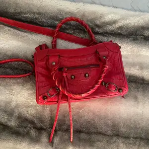 Röd balenciaga liknande väska ny. Vet inte vart den är ifrån. Skriv för mer bilder ❤️
