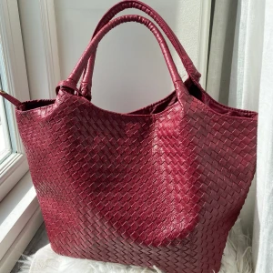 Snyggaste vinröda väskan  - Världens snyggaste vinröda skinnväska, perfekt till våren och till skolan då en dator får plats! En liten portmonä för nycklar osv kommer med i samma färg!!❤️❤️❤️