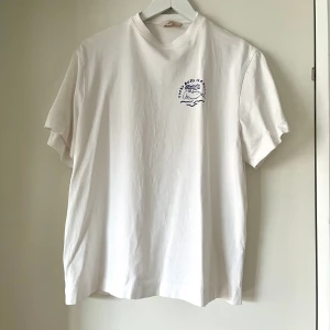 T-shirt med blått tryck - Vit T-shirt med blått tryck 