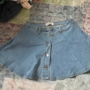 Säljer denna superfina jeans kjolen, den är tyvärr för liten så kan inte skicka bild på. Stretchigt tyg och super fina knappar!
