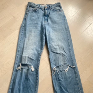 Jeans med hål - Bra skick, köpt frpn Stradivarius men används inte längre!! Fler bilder kan visas 💕 storlek: 38 