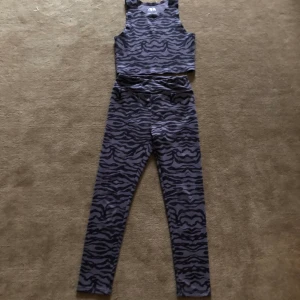 Gympa kläder  - Gympa kläder sån man kan använda på idrott eller annat. Storlek på byxorna 8-9. Storlek tröjan 8-9