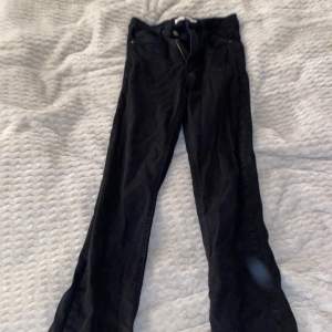 svarta jeans från gina med slits nere vid foten, använda men inget hål eller sånt, super stretchigt material. Storlek S och passar mig som är 173