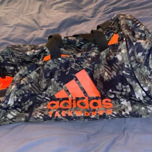 Adidas Väska - Bra kvalitet, camouflage väska , Helt ny . Rymmer mycket saker med små fickor .  Köpt för 1000kr  Pris kan diskuteras 