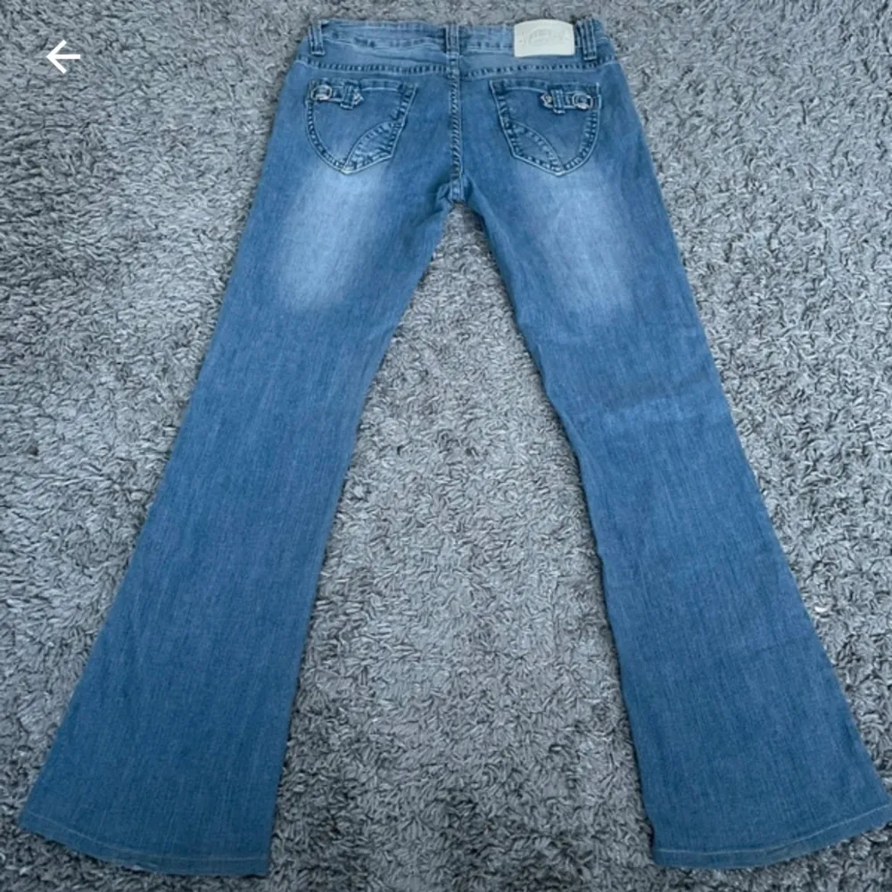 Ett par superfina jeans i jättebra skick! Säljer då dem är förstora på mig💘kom privat för fler bilder, frågor osv. Midjemåttet 39cm Innerbenslängden 73cm Ytterbenslängd 98cm. Jeans & Byxor.