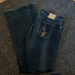 jättefina jeans, har använts flera gånger men har legat i garderoben ett tag:)