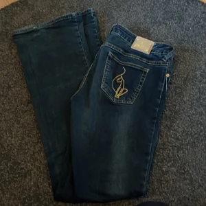jeans från baby phat - jättefina jeans, har använts flera gånger men har legat i garderoben ett tag:)