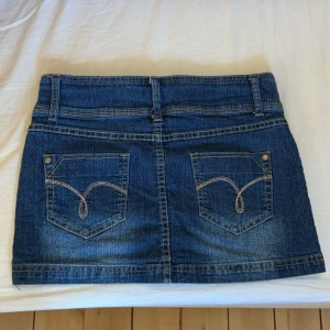 Jeanskjol  - Säljer min jeanskjol då den inte kommer till användning. Den är i st. 34 och passar bra på mig som vanligtvis har XS-S😊