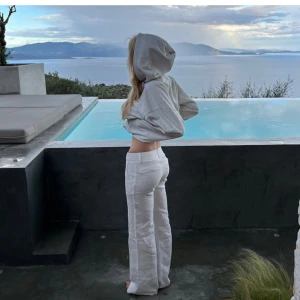 Alobha label linnebyxor - Säljer mina linne-kostymbyxor från Alobha label då dom var för långa för mig. Helt slutsålda på hemsidan. Aldrig använda med lappen kvar! Kan mötas upp i Stockholm, annars står köparen för frakten 🩷