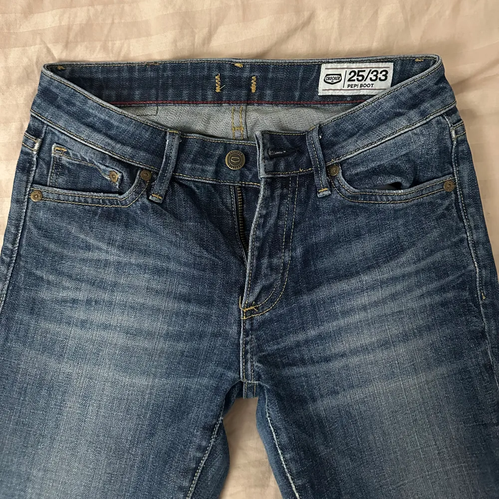 Säljer mina jättefina jeans i storlek 25/33 då dom tyvärr sitter lite tajt och är lite för långa för mig som är 164. 💓. Jeans & Byxor.