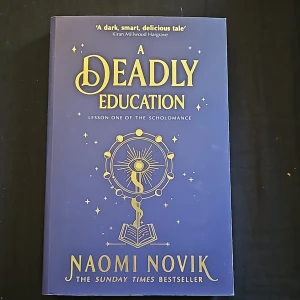 A Deadly Education by Naomi Novik - Pocket bok. Bra skick. 