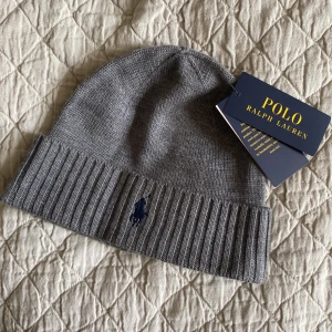 Polo Ralph Lauren mössa - Helt ny mössa från Polo Ralph Laura, oanvänd med prislapp kvar. One size!