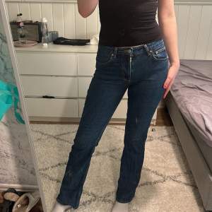 Snygga mörkblåa bootcut jeans från Gina tricot. Lite använda, skulle säga att dom är mer som 36 i storlek. Bra längd på mig som är 177!💞 (nytvättade så dom är lite mer bootcut än vad som syns på bilderna) 