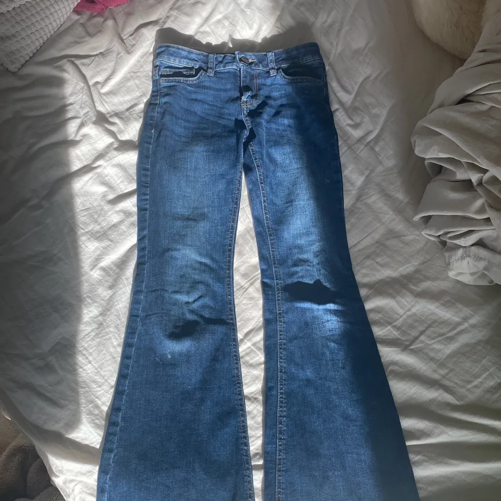 Säljer dessa då dom har varit för små ett tag nu och inte kommit till användning. dom är bootcut och midwaist. Tvättas innan dem skickas!. Jeans & Byxor.