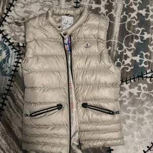 Vit sällsynt moncler väst - stl m, väldigt bra i skick. aldrig använt den.