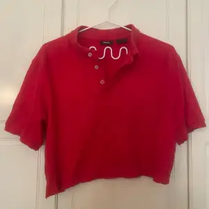 Croppad pikéskjorta från Fila köpt på beyond retro. Själva skjortan är i storlek L men eftersom den är klippt så passar den allt mellan XS-L❣️