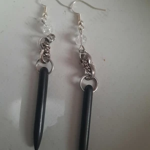 Örhängen stav - Örhängen med svart stav inget att anmärka på Se bilder 