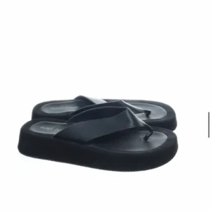 Flip flops - Svart flipflop i skinn (vet ej om det är äkta), passar någon med lite bredare fötter💕