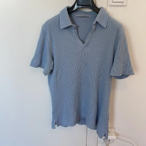 Tiger of Sweden piké - Tjena! Säljer nu en piké från Tiger of Sweden Skick 9/10 Nypris är 1099 kr, mitt priss 269 kr Storleken är S men passar liten S eller xs