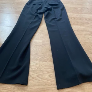 Lågmidjade kostymbyxor  - Svin snygga lågmidjade kostymbyxor🥰 I superbra skick. Står inte storlek på dem men skulle säga att de är s/m. Bältet är 38cm rakt över. Innerbenslängden är ca 81 cm. Vidden längst ner på benen är 29cm rakt över. 