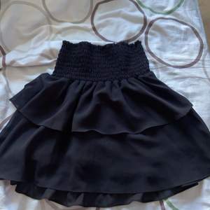 Fin svart kjol från Chelsea som är i bra skick. Säljer pågrund av att den inte kommer till användning mer!