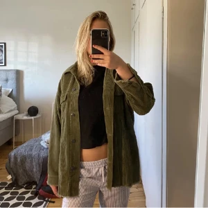 Jeansjacka  - Jeansjacka i manchester-tyg som inte kommer till användning då jag inte passar i den.