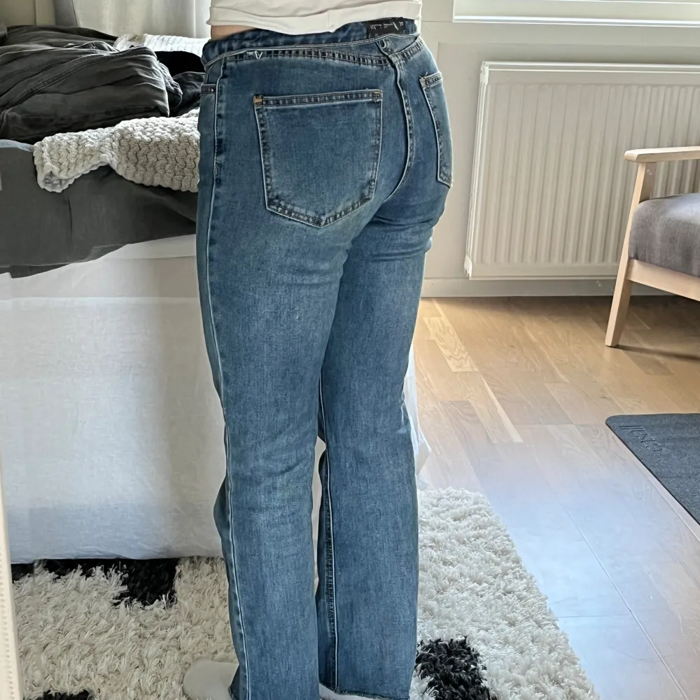 Midwaist ish jeans , har ärvt dem o känner ej till märket (bild på lappen sista bilden) , supersköna. Jeans & Byxor.