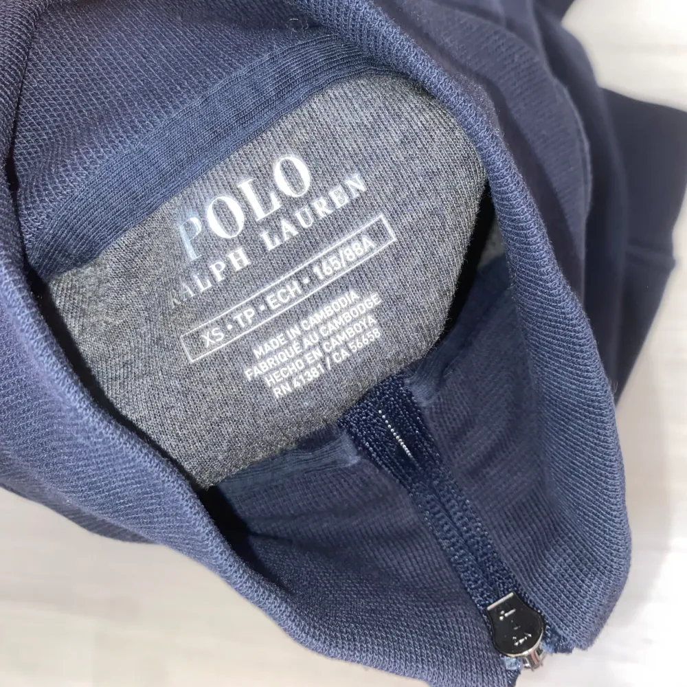 Jätte fräsch zip up från irl Polo butik utomlands! Använts varsamt upp till 5/8 gånger Max och tvättad Max 2 gånger. Skriv för prisförslag🌟😉😉. Tröjor & Koftor.
