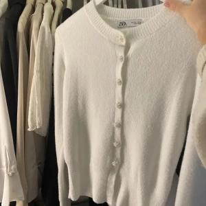 Kofta från zara - Jätte fin kofta från zara som är slut såld 🤗 säljer på grund av att den inte kommer till användning   !inte mina bilder!