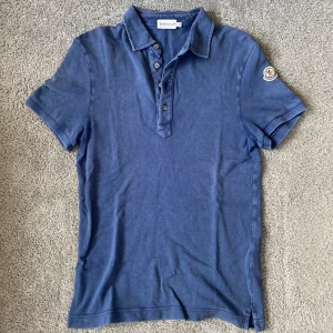 Moncler Pike - Tjena säljer denna blåa moncler pike i storleken XS. För fler bilder/frågor är det bara att höra av dig.