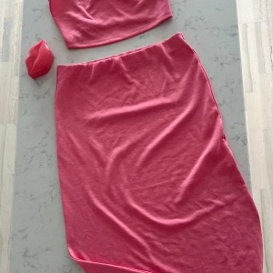 Set från NAKD - Ett ljuvligt och somrigt set i den finaste rosa färgen 🌸 Kjol och croppad topp. Endast använd en gång Stl M