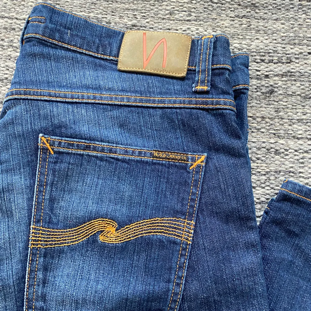 Säljer dessa riktigt fina Nudie jeans i den populära modellen grim tim, otroligt bra skick, modellen är  ca 177 cm lång och brukar bära strl 34, 45 cm i midja, 102 cm längd, nya 1600kr, hör av dig vid minsta fundering. Jeans & Byxor.