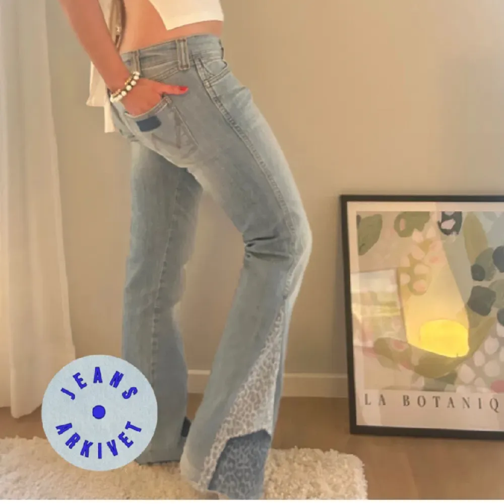 Lågmidjade jeans köpta hör på Plick men som tyvärr inte passade🫶🏼midjemått rakt över 37 cm och innerbenslängd 80 cm, kan tyvärr inte visa egna bilder med de på då de inte passar💕priset kan diskuteras. Jeans & Byxor.