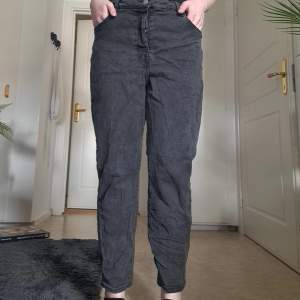 Mörkgrå/Svarta Mom Jeans i storlek 50 från H&M. Högmidjade och ankellånga. Använda ett fåtal gånger. Något skrynkliga men i mycket fint skick. 