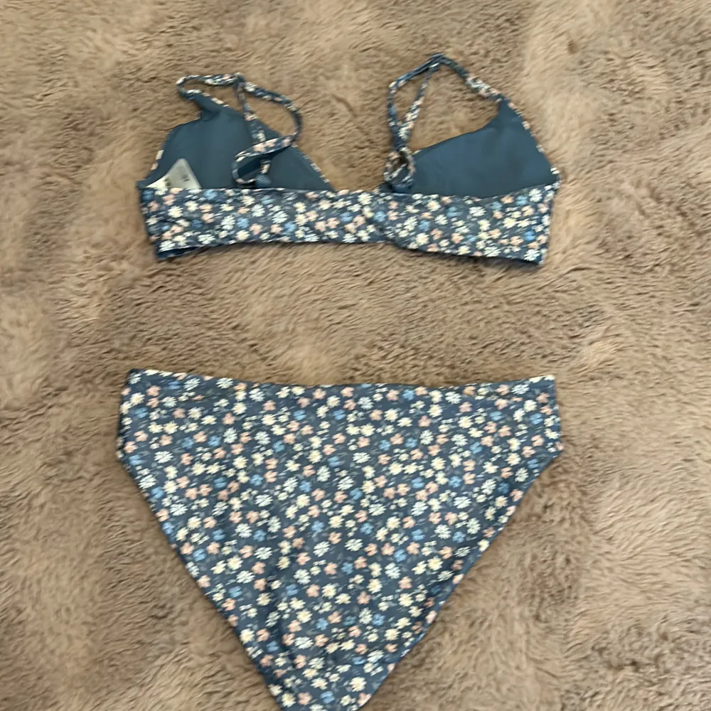 Säljer denna söta bikini! Säljer den då den inte kommer till användning. Den är välanvänd och toppen har ett litet hål vid sidan men det är inget som syns när den är på(se sista bilden). Har urtagbar vaddering i toppen. 💙💕pris kan diskuteras!!!. Övrigt.