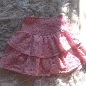 Fin volang kjol från Gina Young 💘 Storlek 146-152 men fungerar defenetift för längre 💘 Andvänt sparsamt och inga defekter eller fläckar