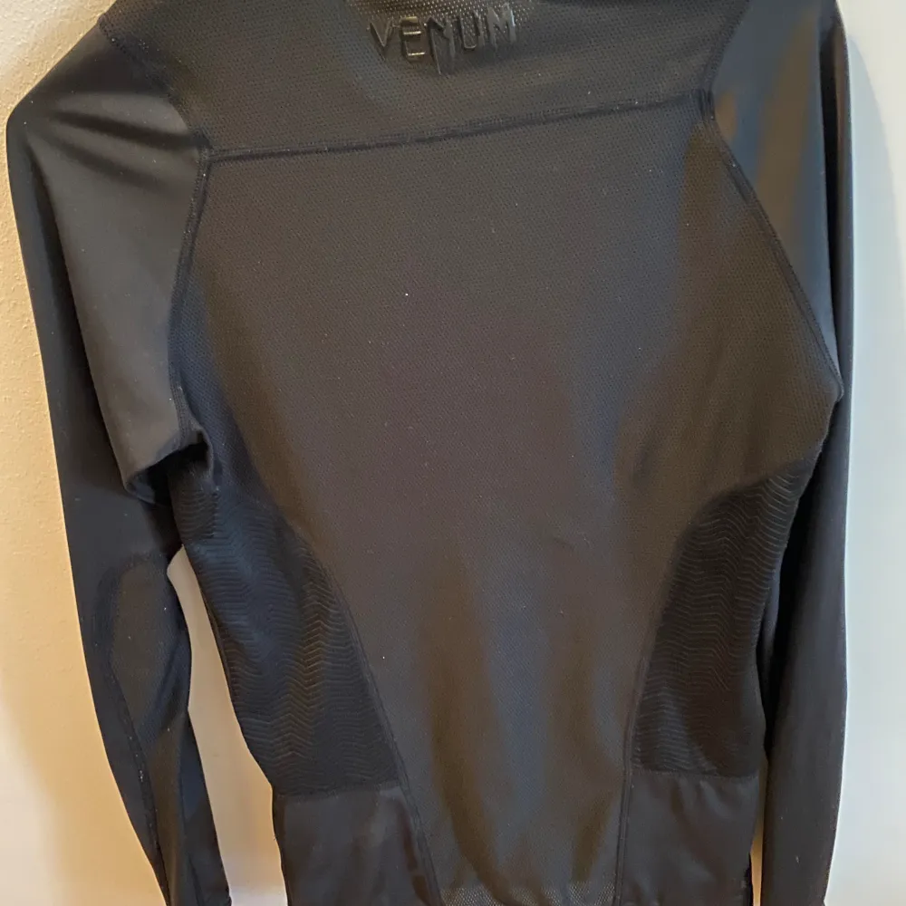 Säljer en venom rashguard/ träningströja. Kan användas om man kör bjj eller liknande, men kan även användas för vanlig träning. Den är lik under armour tröjorna. Har använts 1-2 gånger och är i bra skick. Pris kan diskuteras via snabbafffär. Sportswear.