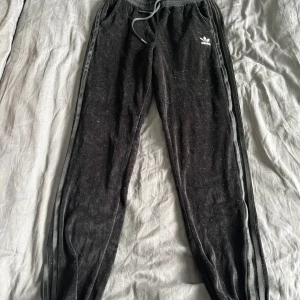 Adidas byxor - Mjukisbyxor från adidas 