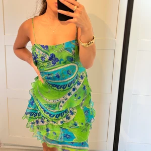 Zara klänning🦋 - Älskar denna klänning!! Dessvärre så är den för stor för mig som är 1.50😮‍💨 Hör av er vid frågor🫶🏽