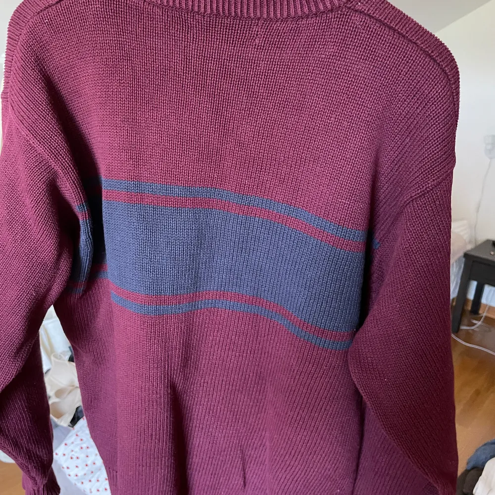 vintage stickad tröja från beyond retro! finns ingen lapp men skulle säga att storleken är M/L. Stickat.