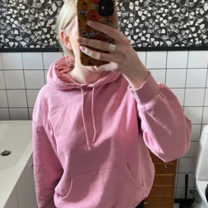 Rosa Hoodie - Rosa hoodie från Monki Väl använd därav är färgen urtvättad 💕 Har ett streck på fickan, kolla bild 3  Skriv privat vid frågor, funderingar eller intresse 🥰