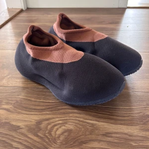 Yeezy  - Säljer mina yeezy knitrunners för att de har inte kommit till användning, 10/10 skick som nya. Pris kan diskuteras och skriv om frågor!!