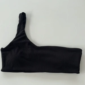 bikini - svart en axlad bikini, inte använd 💕