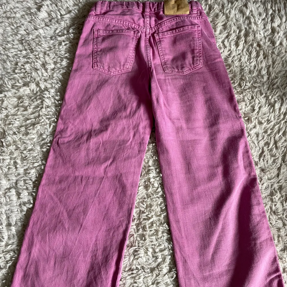 Rosa fina jeans från zara❤️ jätte bra skick och 4 knappar. Köpta för 300kr. OBS! Köparen står för frakten.. Jeans & Byxor.