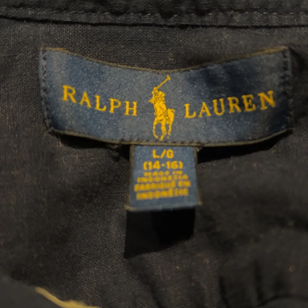 En linneskjorta från märket Ralph Lauren i väldigt fint skick. Storlek:160cm. Nypris:1095kr mitt pris:450kr. Köparen står för frakten.. Skjortor.