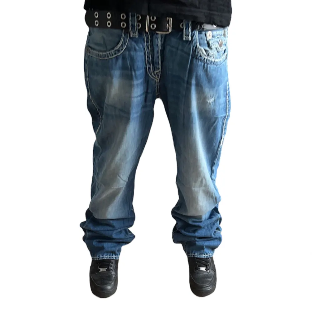 True Religion jeans Ricky fit super T. W31 [Ytterbenslängd 106cm] [Innerbenslängd 82cm] [Midja 41cm] [Benöppning 20,5cm]. Jeans & Byxor.