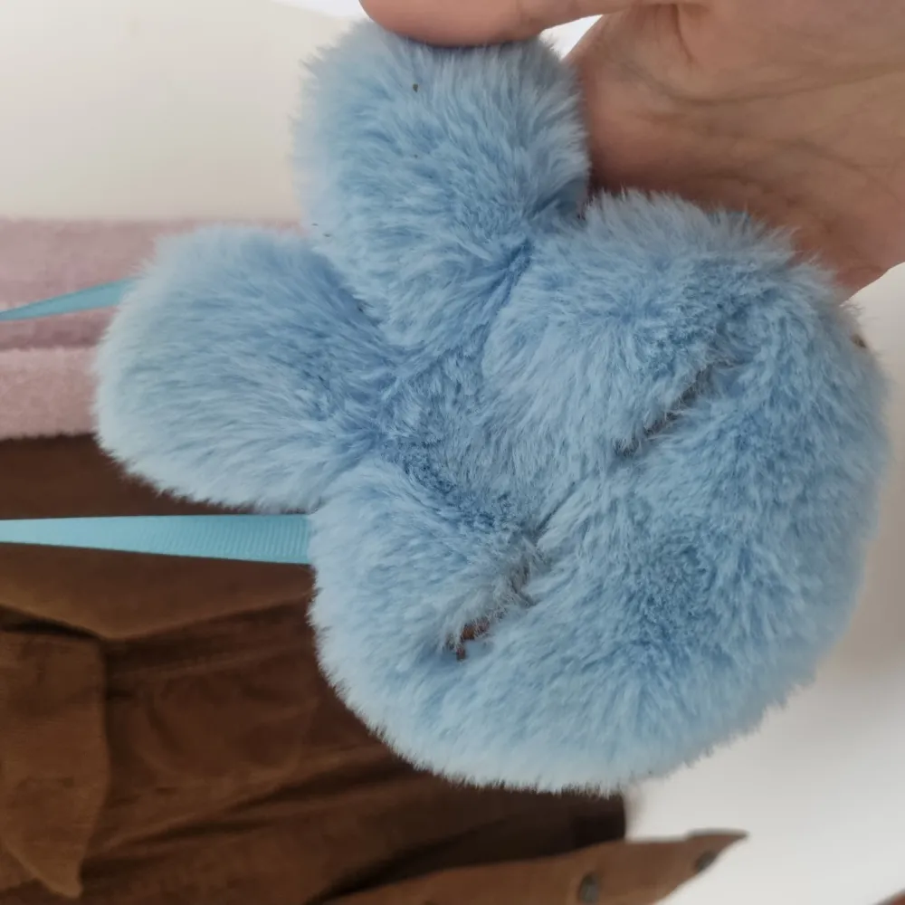 Cute blue föuffy bunny bag with little coin pocket. Köpt på en marknad i älmhult. Kan mötas upp i Lund.. Väskor.